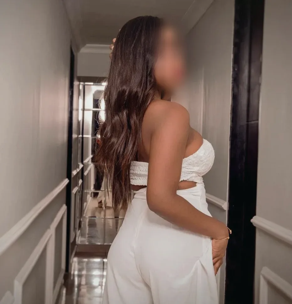 Nia, 23